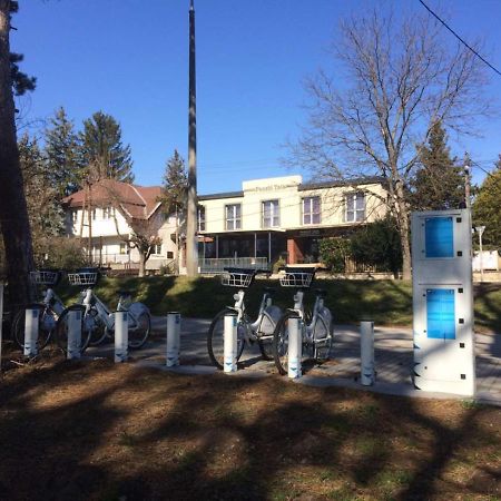 Panzió Tata Acomodação com café da manhã Exterior foto